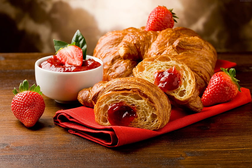 Französische Croissants mit Erdbeermarmelade, französisches Gebäck HD-Hintergrundbild