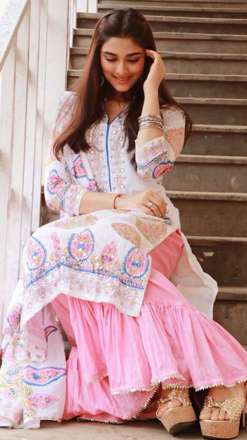 Saiee Manjrekar, Bollywood Actress HD phone wallpaper