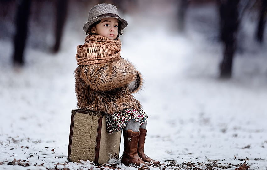 Meninas criança chapéu mala de inverno sentado papel de parede HD