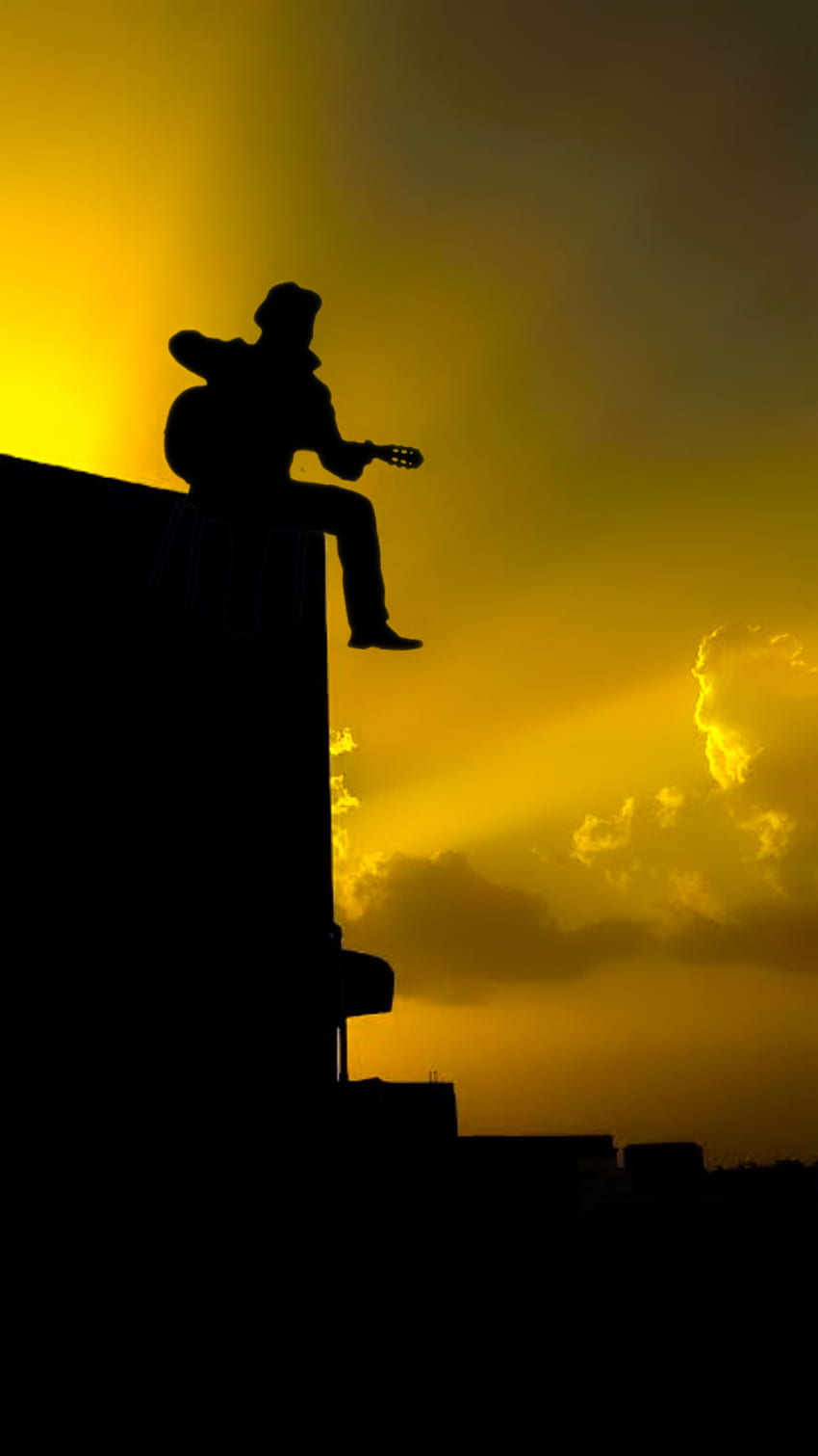Ragazzo solitario, nuvola, cielo, chitarrista, musica, relax, tramonto, sensazione, tetto, chitarra, momento Sfondo del telefono HD