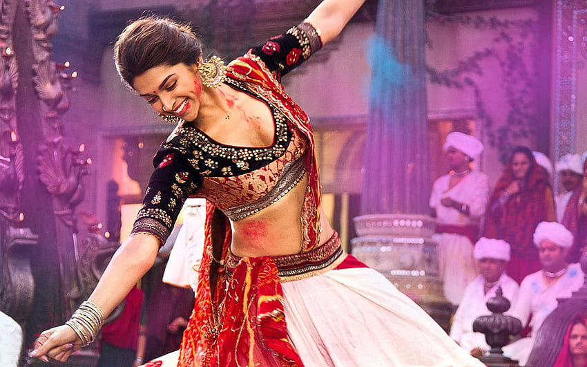 Deepika Padukone bailando en la película de Bollywood Ram Leela, danza de Bollywood fondo de pantalla