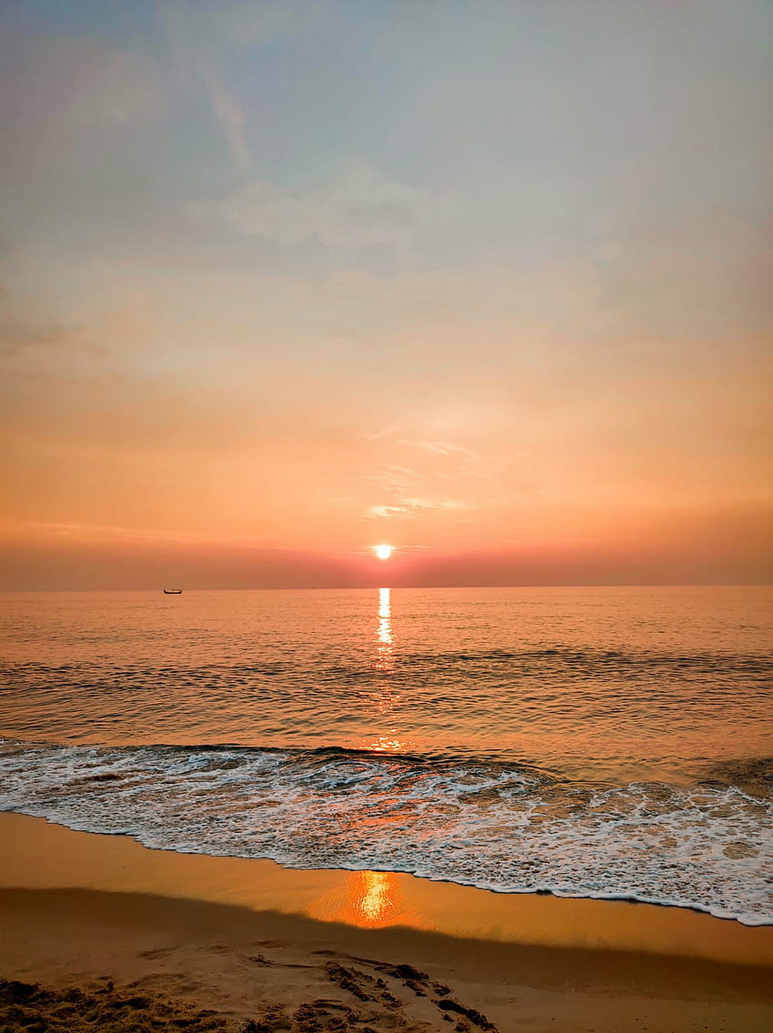 Meereswellen, die während des Sonnenuntergangs an der Küste zusammenbrechen – Mararikulam, Beach Sunset Ocean Waves HD-Handy-Hintergrundbild