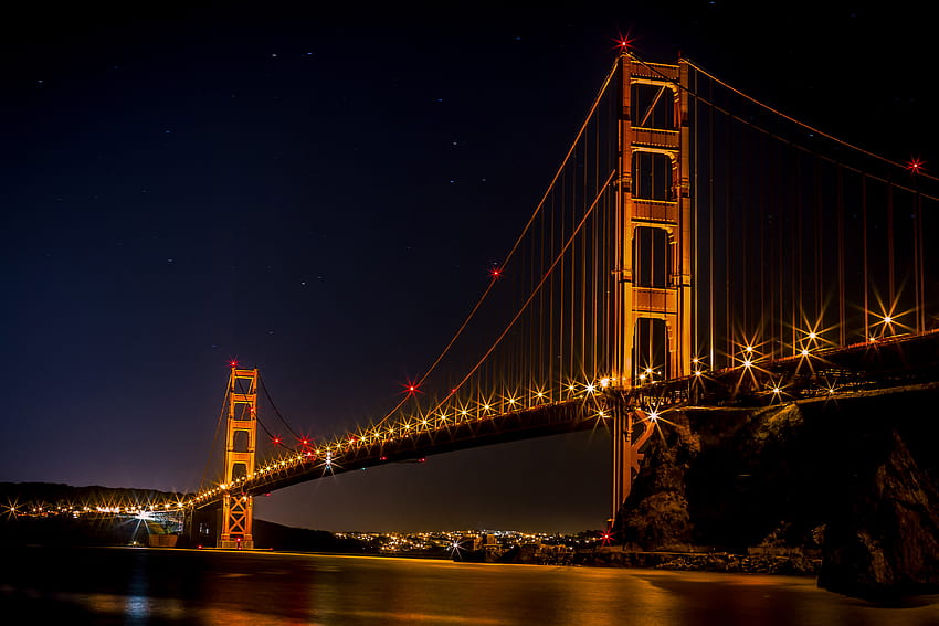 Golden Gate Bridge über der Bucht bei Nacht in Gold beleuchtet in San Francisco, Kalifornien - Stock - Public Domain - CC0 HD-Hintergrundbild