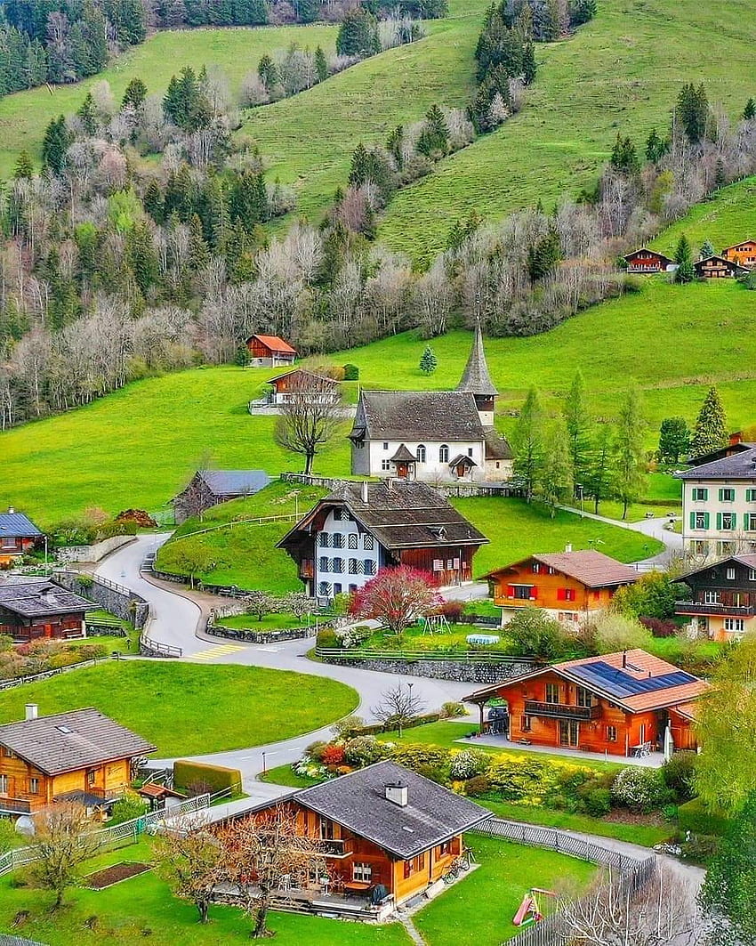 ヨーロッパの村、山、緑 HD電話の壁紙
