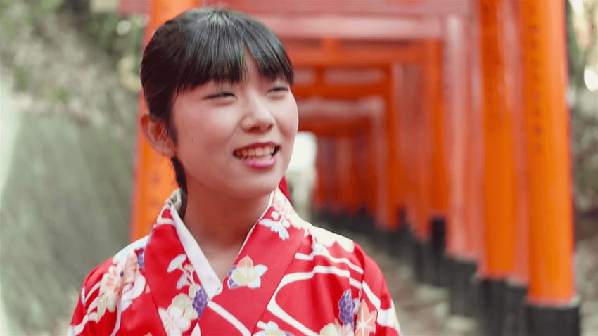 稲荷門有名な寺院、着物の女の子日本語で歩いている日本の着物の女の子を閉じる 高画質の壁紙