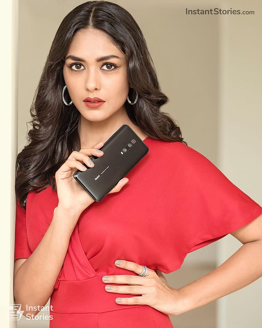 Dark Monarch на Mrunal Thakur през 2020 г. Красиви момичета HD тапет за телефон
