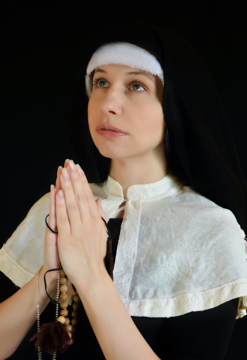 Biarawati tenang berdoa dengan pakaian tradisional · Stock, Catholic Nun wallpaper ponsel HD