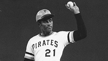 Download Roberto Clemente On The Run Wallpaper