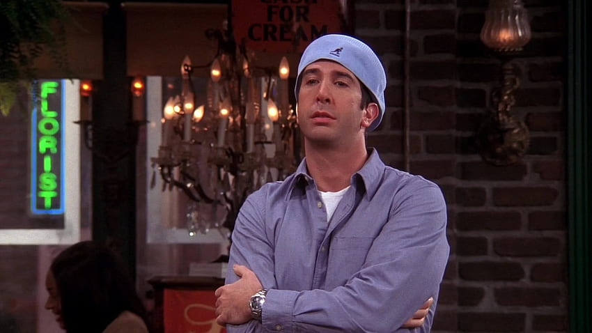 Friends 시즌 10 에피소드 9 The One With the Bir Mother (2004)에서 David Schwimmer(Ross Geller)가 착용한 Kangol Blue Flat Cap HD 월페이퍼