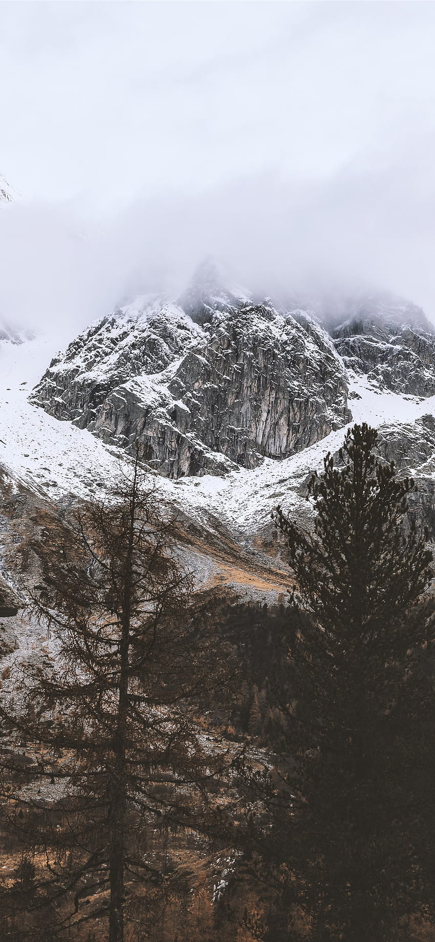 bulutlu gökyüzünün altında karla kaplı kayalık dağ iPhone X, Rocky Dağları iPhone HD telefon duvar kağıdı