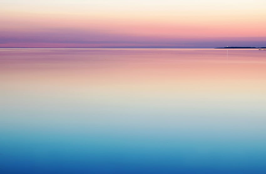 / ein friedlicher und heiterer Sonnenuntergang in Pastellrosa und Lila, der sich auf stillem und ruhigem Wasser, Sonnenuntergang, Meer und Farben widerspiegelt HD-Hintergrundbild