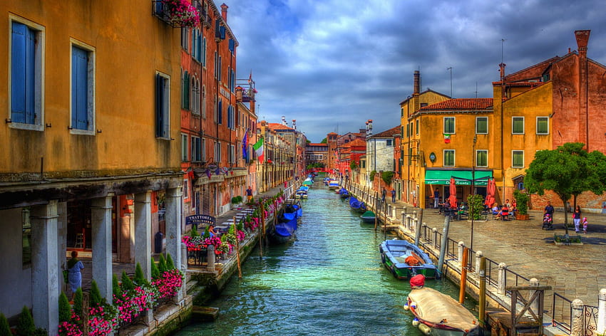 cena maravilhosa do canal em veneza r, canal, restaurantes, cidade, barcos, r, flores papel de parede HD