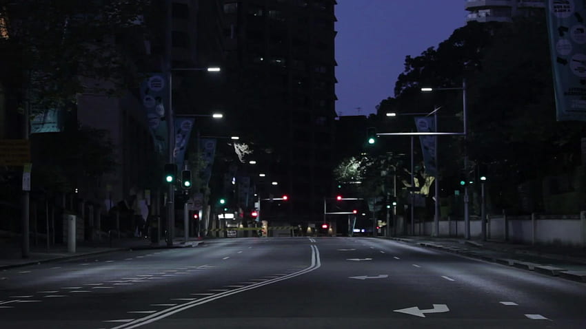 Top duży, tło - pusta ulica w nocy - Tapeta HD