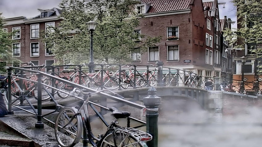 brume sur un canal d'amsterdam, brouillard, bicyclettes, canal, ville, pont Fond d'écran HD