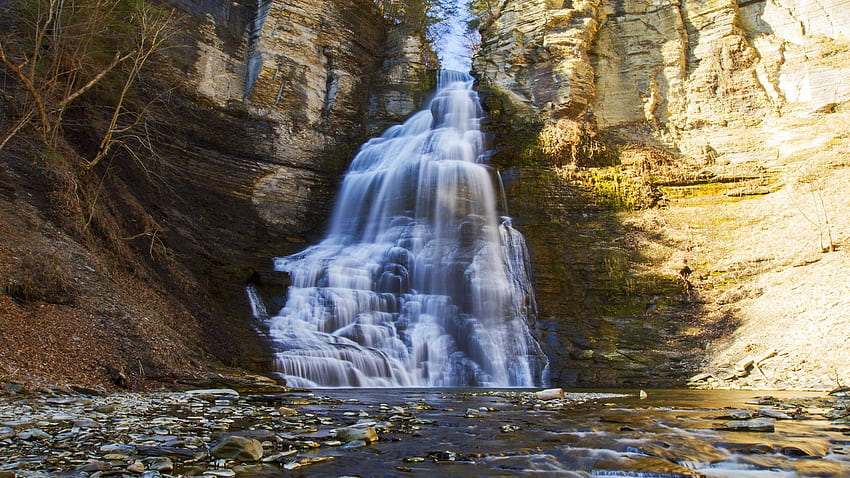 ニューヨークのフィンガーレイクスの春の雪解け滝、木々、川、岩、湖、アメリカ 高画質の壁紙