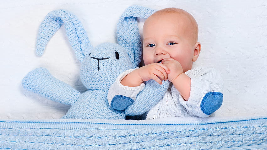 Şirin Bebek Çocuk Beyaz Yatakta Açık Mavi Doldurulmuş Oyuncakla Uzanıyor HD duvar kağıdı