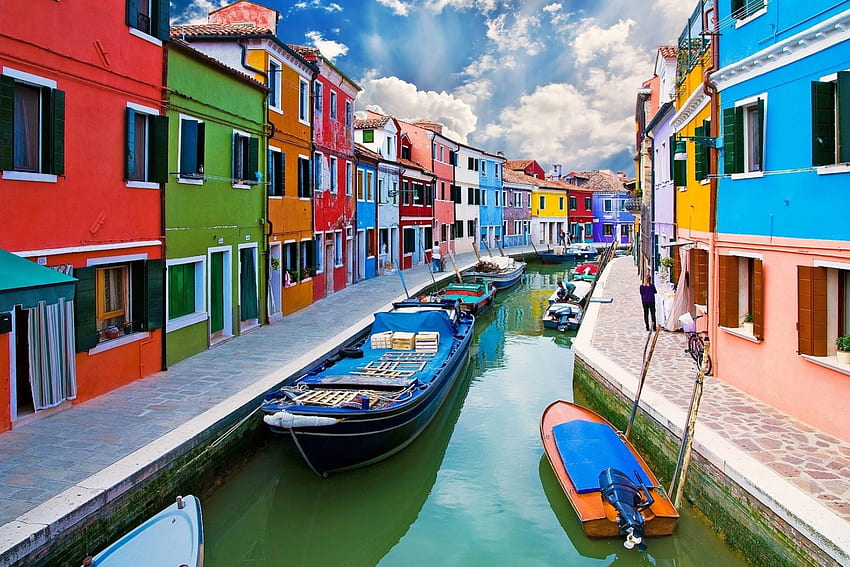 ブラーノ島の運河沿いのカラフルな家、運河、ボート、色、空、家 高画質の壁紙