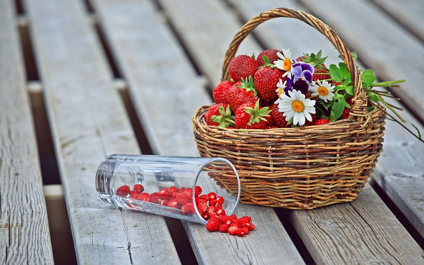 *** Uwielbiam ten smak ***, koszyczek, szklanka, kwiaty, truskawki Tapeta HD