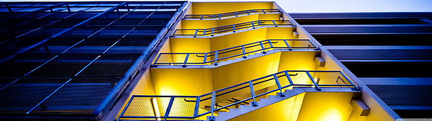 파란색 건물, 노란색 계단 울트라 배경 HD 월페이퍼