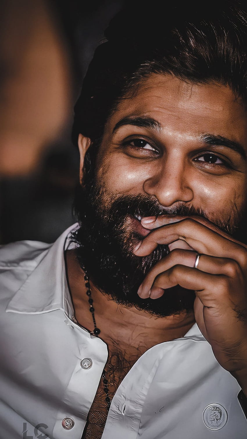 Allu Arjun, lächelnde Pose HD-Handy-Hintergrundbild