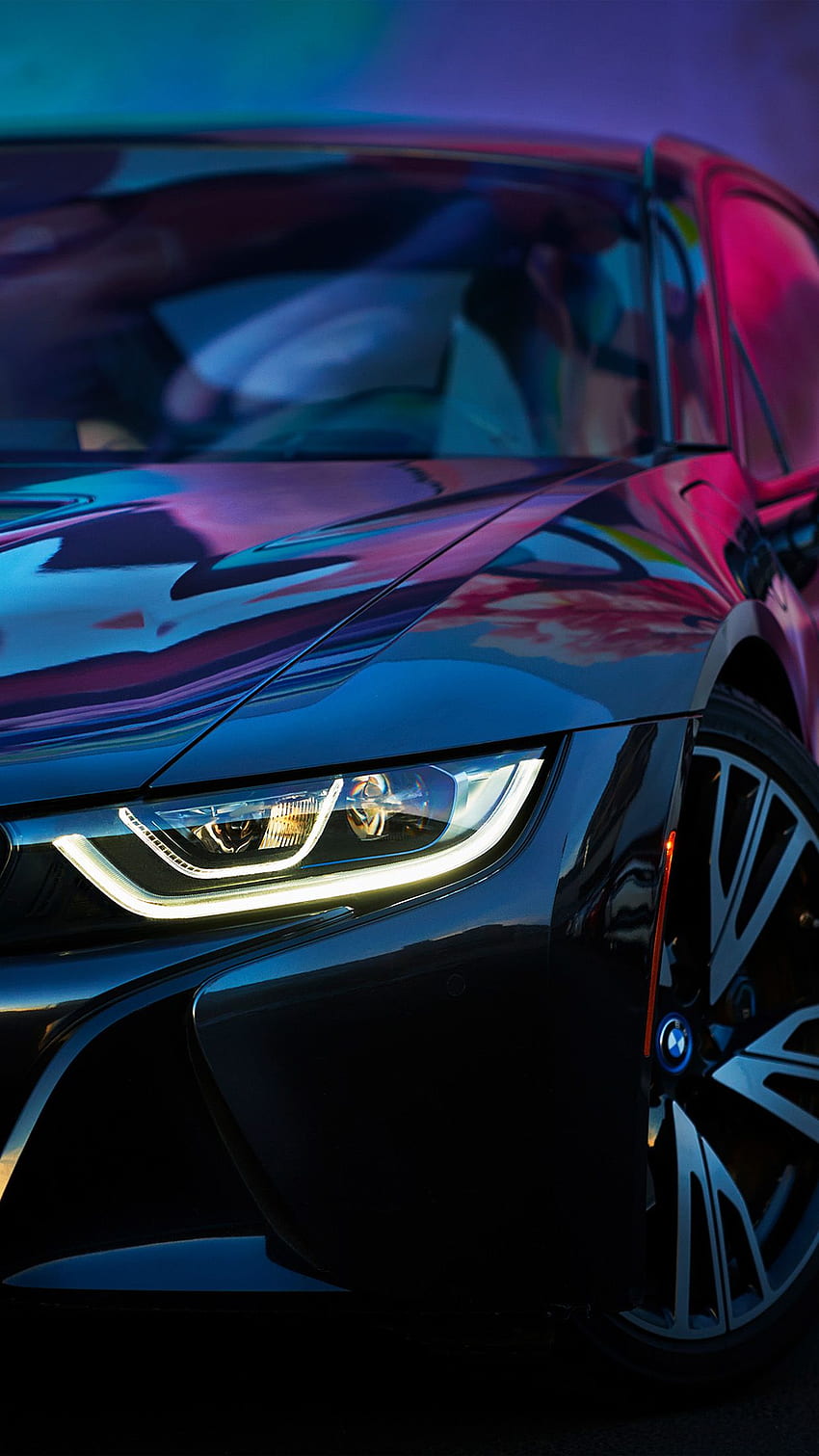 Tác phẩm nghệ thuật ô tô BMW guồng quay với gam màu cầu vồng tuyệt đẹp, hứa hẹn sẽ làm hài lòng các tín đồ yêu thích thể hiện đẳng cấp của mình. 