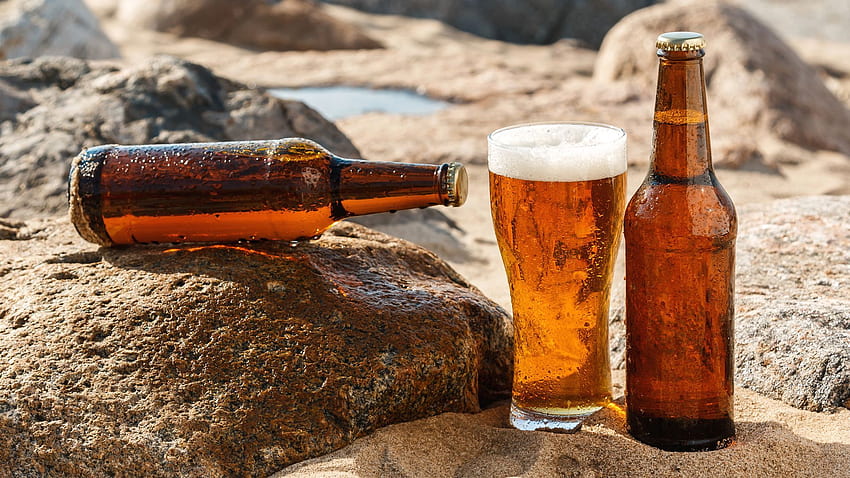 Butelki piwa i szkło na skalnym piasku, letnie piwo Tapeta HD