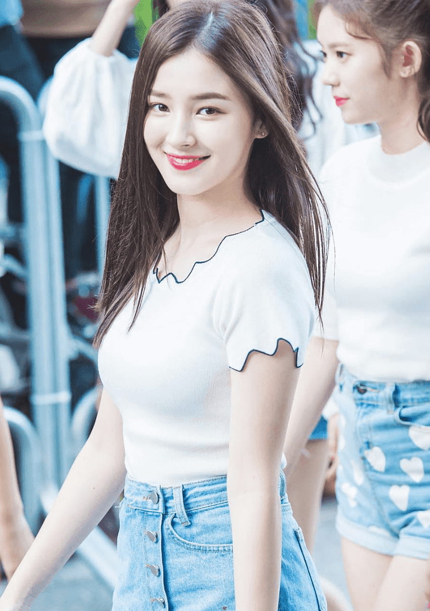Of Nancy Momoland Showing Her Beautiful Body Shape And Pretty Face Nancy Momoland Kpop Girls