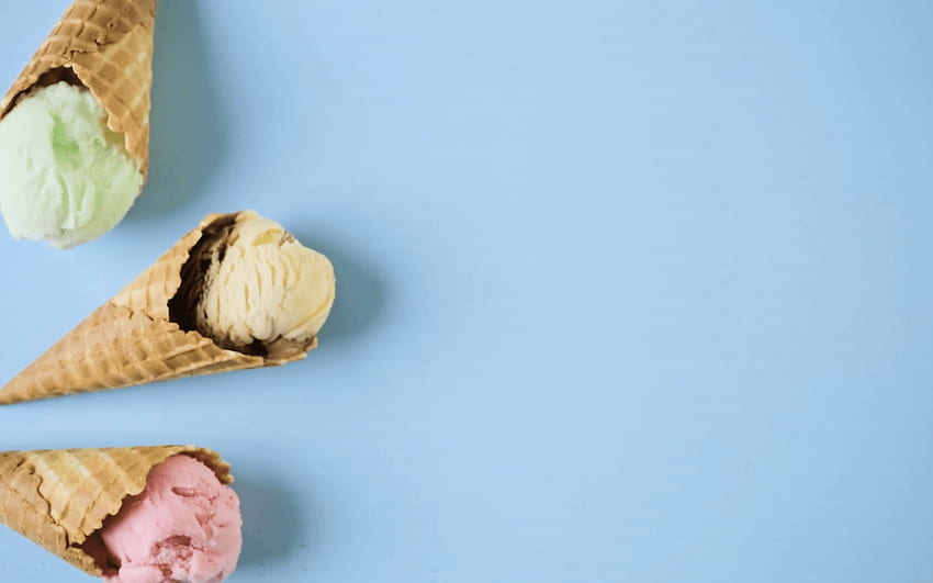 、モバイル、タブレット用の青い [] にアイスクリームのスクープが付いたワッフル アイス クリーム コーン。 ジェラートの背景を探る 高画質の壁紙
