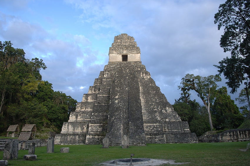 Templo de la civilización maya Ruinas de la pirámide de Tikal de Guatemala antigua - Resolución: Pirámide maya fondo de pantalla