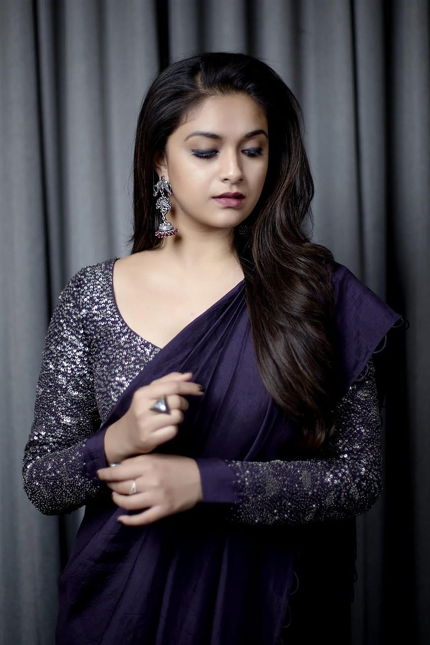 L'attrice Keerthi Suresh L'ultimo spasso In Purple Saree Sfondo del telefono HD