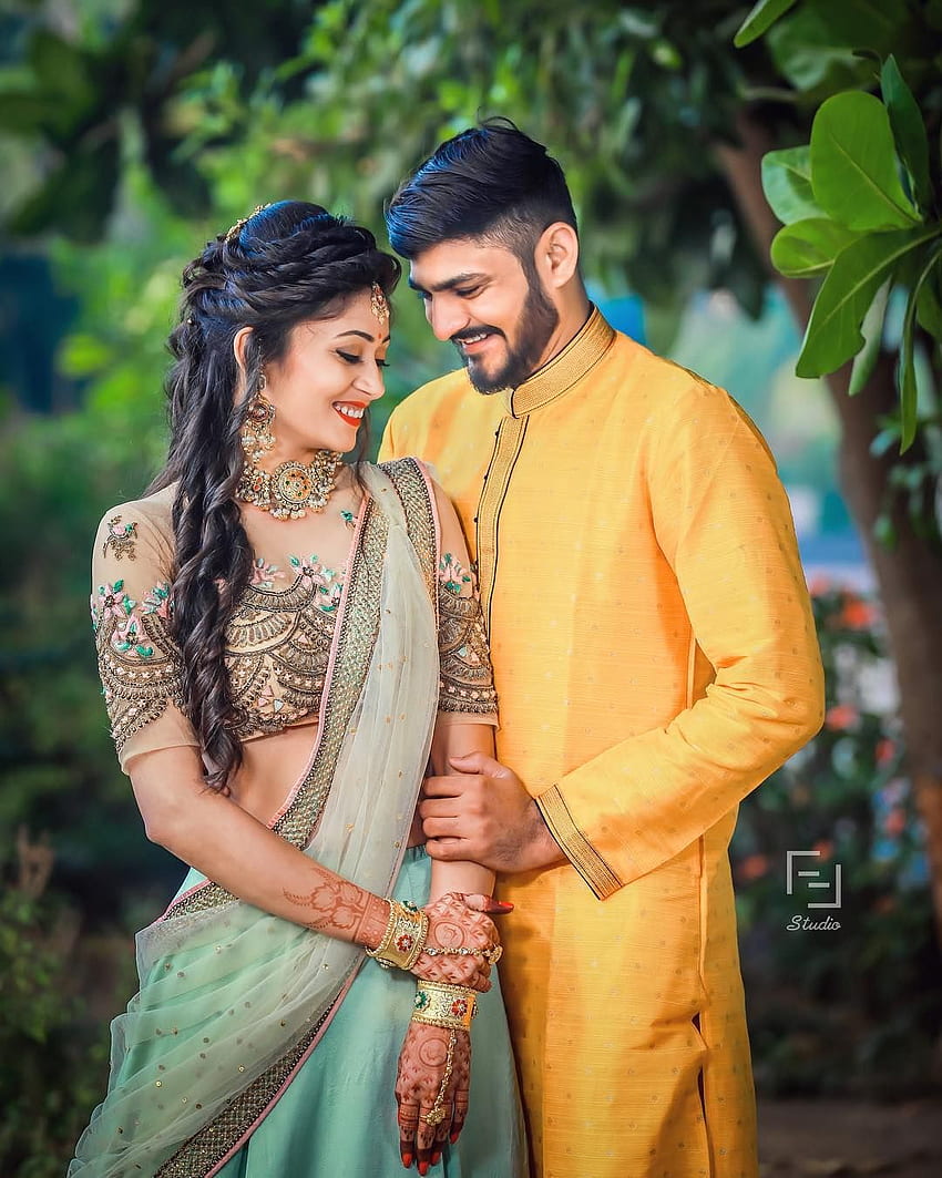 Sweet indian couple posing for photo shoot | Photo 141557