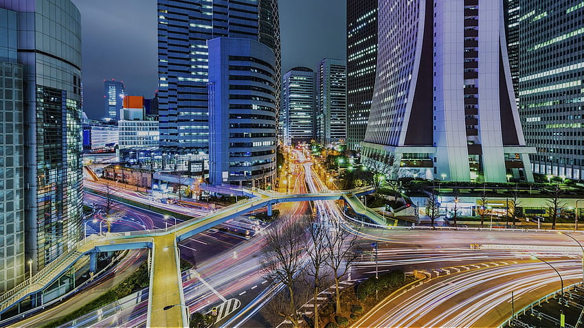 Budynki biurowe w West Shinjuku, Tokio, Japonia. W centrum uwagi Windows 10 Tapeta HD