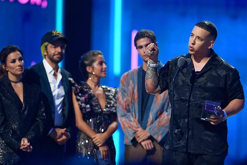 Daddy Yankee mówi o Puerto Rico w Premios Juventud. People en Español, Rauw Alejandro Tapeta HD