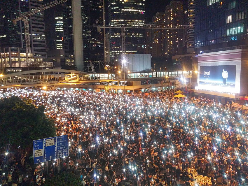 Protestujący w Hongkongu zwracają się do sieci kratowych, aby uniknąć chińskiego centrum Hongkongu Tapeta HD