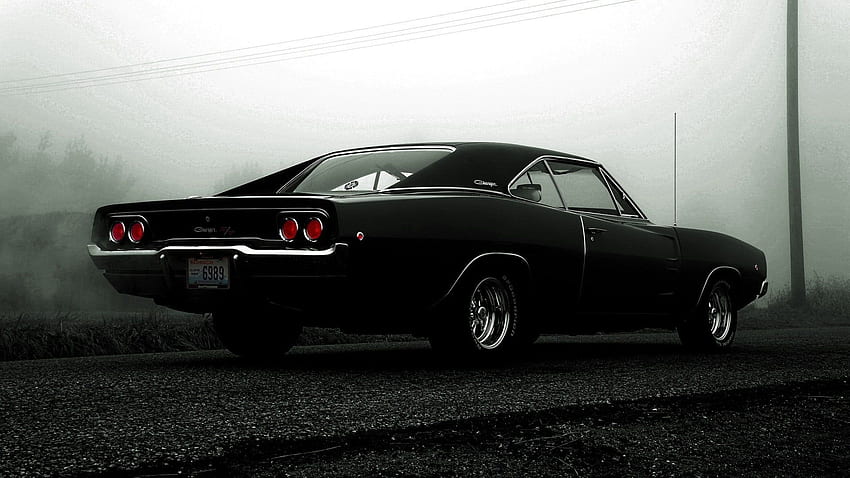 Coupé Dodge Challenger nero classico su strada asfaltata. Bagliore Sfondo HD