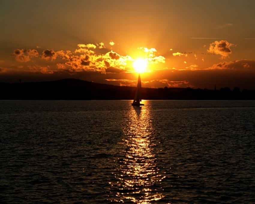 Żaglówka o zachodzie słońca, morze, lśniące, żeglarstwo, słońce, zachód słońca Tapeta HD