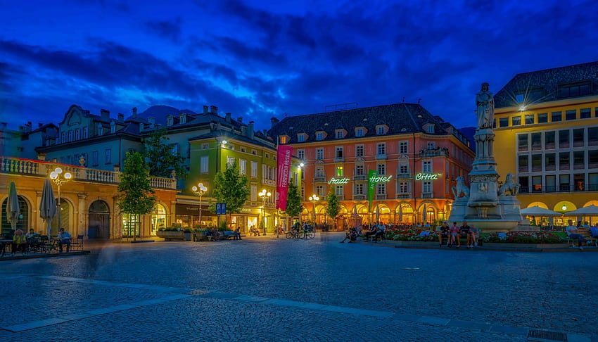 Alun-alun Kota dan Latar Belakang , Bolzano Wallpaper HD
