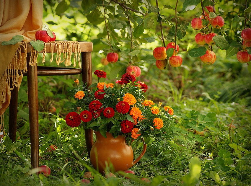 un hermoso jardín de flores y manzanas, silla, naturaleza muerta, manzanas, jarra, florero, flores, hierba, árbol fondo de pantalla