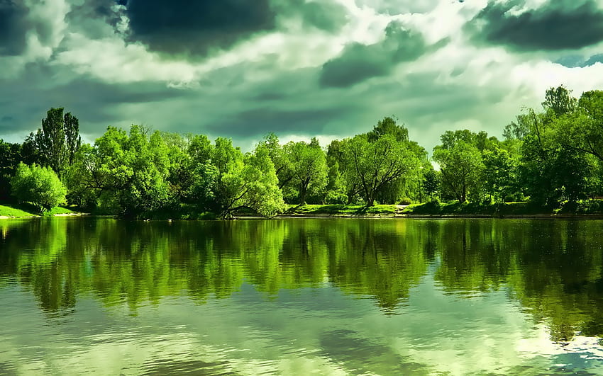 Chmury nad zielonym jeziorem, piękne, ładne, jezioro, lato, odbicie, odzwierciedlenie, zieleń, chmury, drzewa, zieleń, natura, niebo, woda, jasne, śliczne Tapeta HD