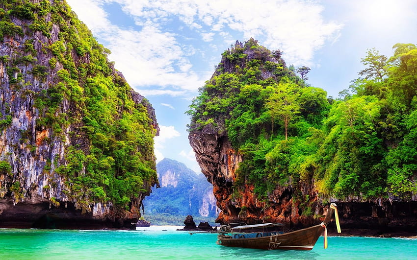 Красив плаж на Тайланд, лодка, цветен, растения, място, цветове, почва, природни сили, плаж, тишина, дървета, спокойствие, океан, море, хълмове, цветове на природата, скали, Тайланд, облаци, природа, небе, меден месец HD тапет