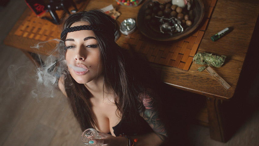 Gründe, warum Mädchen, die Weed rauchen, perfekte Freundinnen sind HD-Hintergrundbild