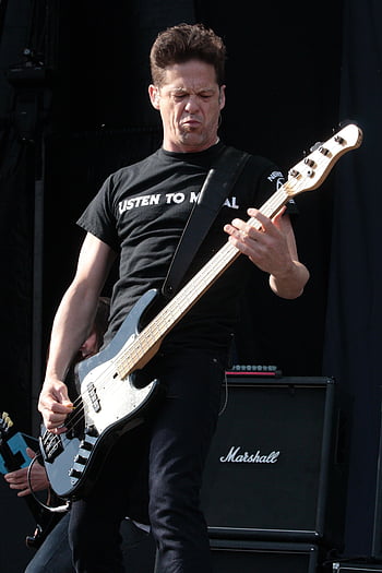 Cliff Burton, Robert Trujillo and Jason Newsted - Metallica Bassists ...