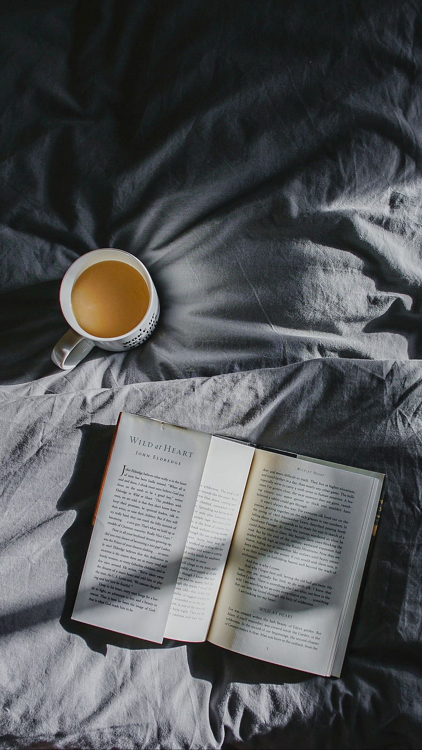 livro, café, cama, sombra iphone 8+, Livros Papel de parede de celular HD