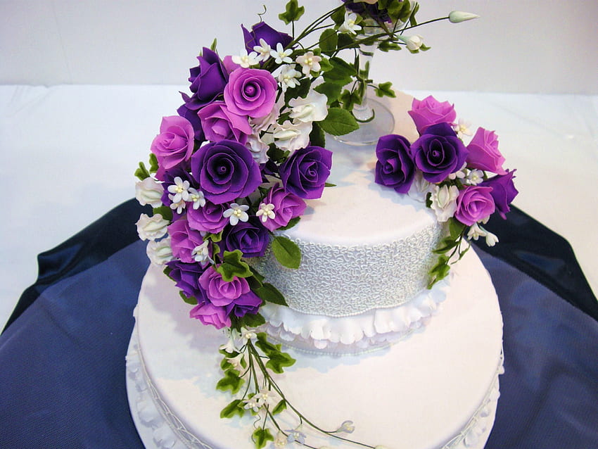 How to Decorate Your Wedding Cake with Fresh Flowers