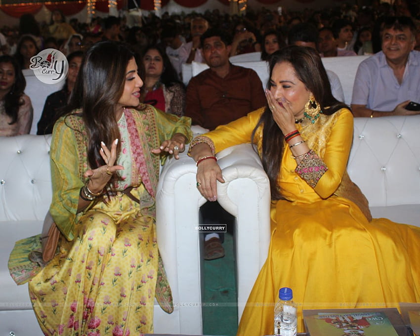 - ¡Shilpa Shetty y Jaya Prada en un día anual en Versova! Talla: fondo de pantalla