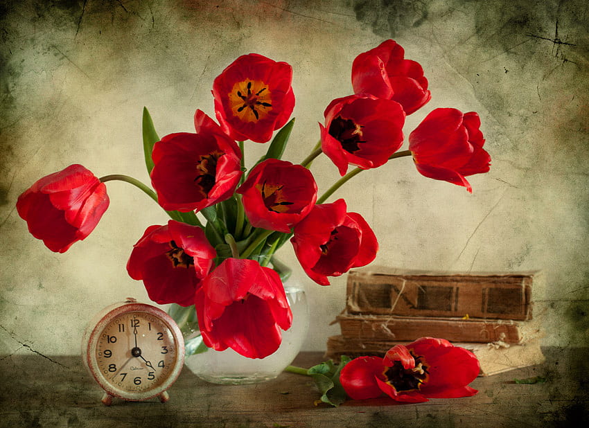 naturaleza muerta, ramo, tulipán, grafía, tulipanes, bonito, libros, flor, reloj, jarrón, hermoso, antiguo, bonito, rojo, fresco, flores, encantador, armonía fondo de pantalla