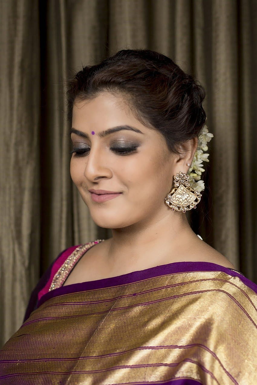 Attrice Varalaxmi Sarathkumar carine in sari di seta - Ultimi aggiornamenti sui film indiani di Hollywood, branding online e galleria di attrici, Varalakshmi Sarathkumar Sfondo del telefono HD