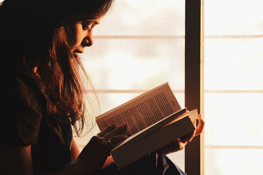 Kobieta czytająca książkę przy oknie · , Dziewczyna czytająca Tapeta HD