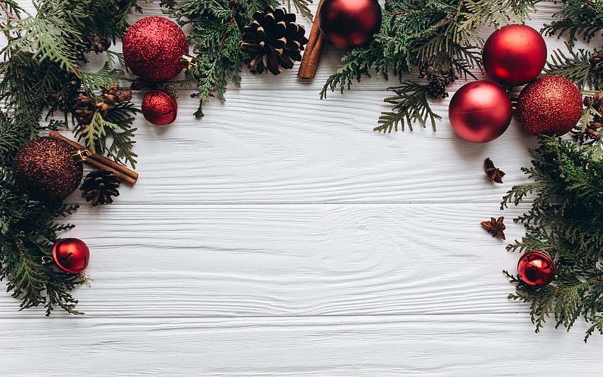 Weihnachtsrahmen, weißer hölzerner Hintergrund, frohe Weihnachten, guten Rutsch ins Neue Jahr, Weihnachtsrahmen mit Kugeln, rote Weihnachtskugeln HD-Hintergrundbild