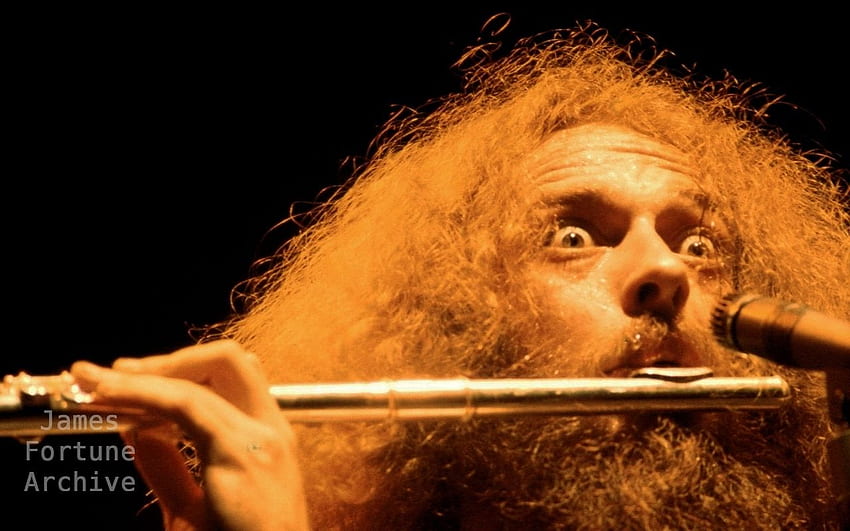 Ian Anderson, Wild Eyed On Flute, Jethro Tull im Los Angeles Forum Los Angeles, Ca. 1974 Das James Fortune-Archiv HD-Hintergrundbild